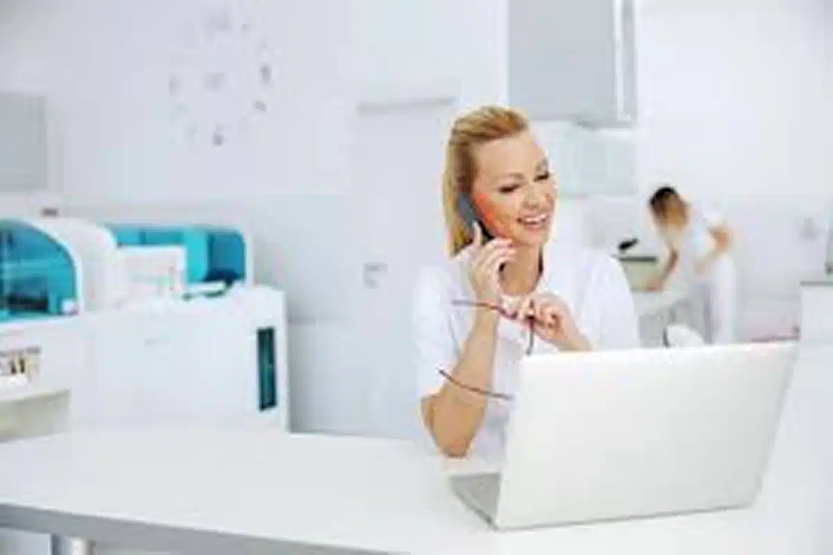 virtual dental receptionists answering phone call