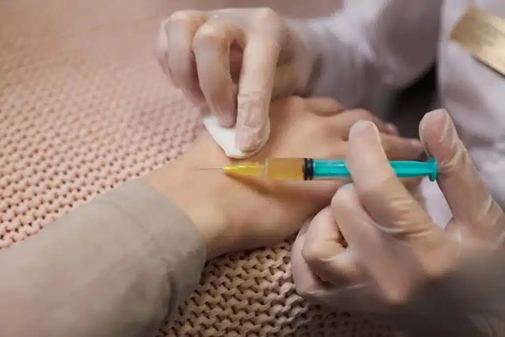doctor-doing-stem-cell-therapy-patient-s-elbow-after-injury-treating-knee-pain-with-plateletrich-plasma-injection-treatment-arthritis-osteoar