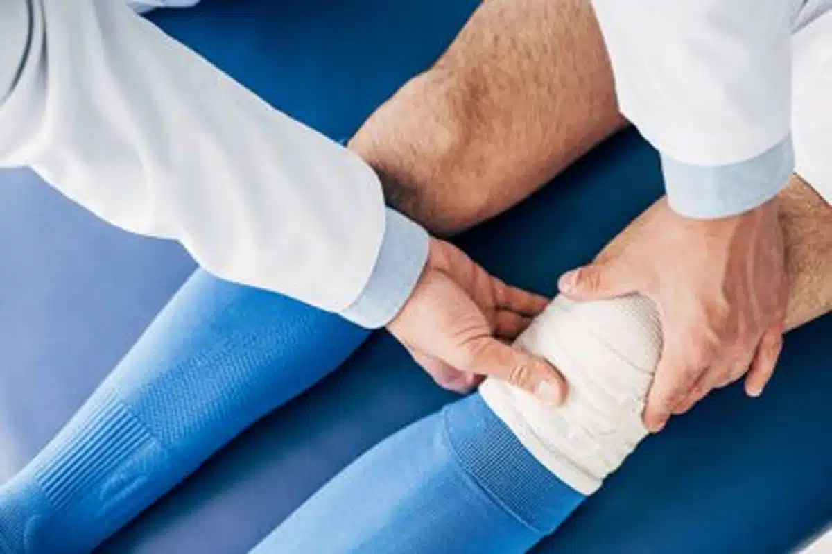 sports injury treatment jupiter florida physiotherapist putting elastic